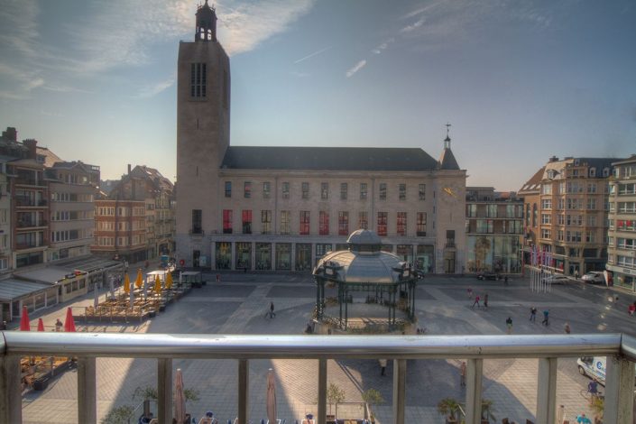 Hotel Ambassadeur / Vis Restaurant Arno’s Hotel Ambassadeur ligt ideaal op de markt van Oostende vlakbij het strand en de winkelstraten. Ruime moderne kamers. Visrestaurant Arno’s met ruim zonnig terras. Ontbijtbuffet met cava. Oostende de stad aan zee