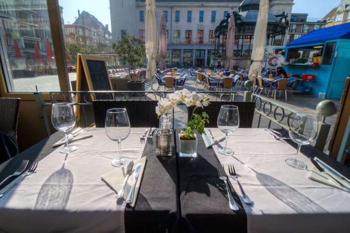 Hotel Ambassadeur / Vis Restaurant Arno’s Hotel Ambassadeur ligt ideaal op de markt van Oostende vlakbij het strand en de winkelstraten. Ruime moderne kamers. Visrestaurant Arno’s met ruim zonnig terras. Ontbijtbuffet met cava. Oostende de stad aan zee