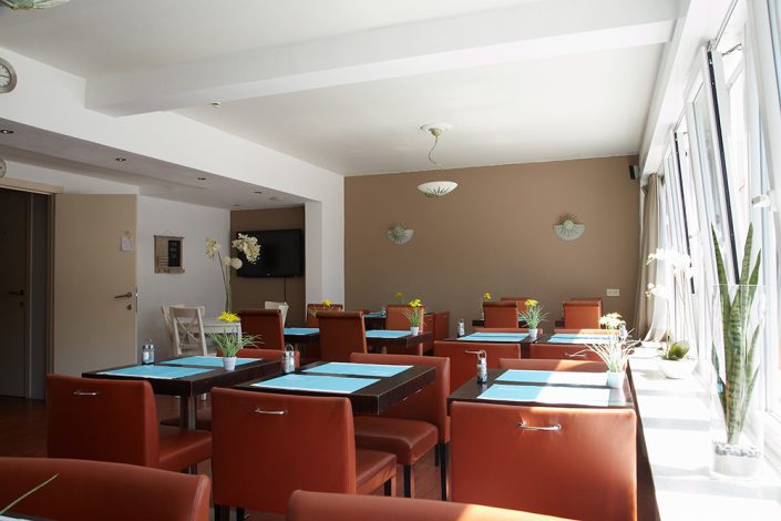 ontbijtruimte Hotel Ambassadeur ligt ideaal op de markt van Oostende vlakbij het strand en de winkelstraten. Ruime moderne kamers. Visrestaurant Arno’s met ruim zonnig terras. Ontbijtbuffet met cava. Oostende de stad aan zee