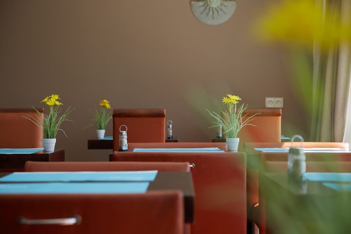 ontbijt ruimte Hotel Ambassadeur ligt ideaal op de markt van Oostende vlakbij het strand en de winkelstraten. Ruime moderne kamers. Visrestaurant Arno’s met ruim zonnig terras. Ontbijtbuffet met cava. Oostende de stad aan zee