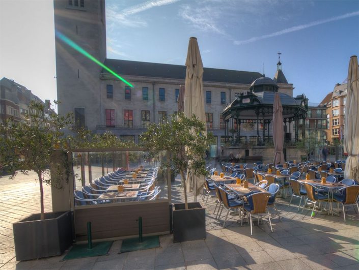 Hotel Ambassadeur / Vis Restaurant Arno’s Hotel Ambassadeur ligt ideaal op de markt van Oostende vlakbij het strand en de winkelstraten. Ruime moderne kamers. Visrestaurant Arno’s met ruim zonnig terras. Ontbijtbuffet met cava. Oostende de stad aan zee