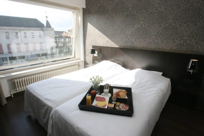 Hotel Ambassadeur / Vis Restaurant Arno’s Hotel Ambassadeur ligt ideaal op de markt van Oostende vlakbij het strand en de winkelstraten. Ruime moderne kamers. Visrestaurant Arno’s met ruim zonnig terras. Ontbijtbuffet met cava. Oostende de stad aan zee