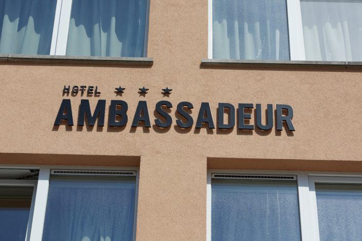 Hotel Ambassadeur / Vis Restaurant Arno’s Hotel Ambassadeur ligt ideaal op de markt van Oostende vlakbij het strand en de winkelstraten. Ruime moderne kamers. Visrestaurant Arno’s met ruim zonnig terras. Ontbijtbuffet met cava. Oostende de stad aan zee
