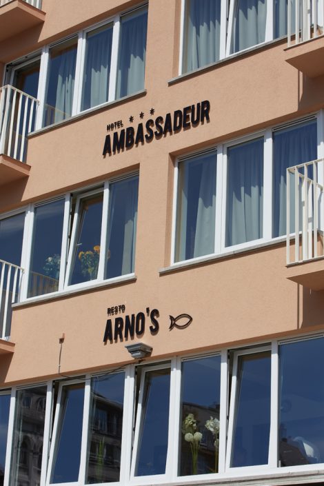 Hotel Ambassadeur / Vis Restaurant Arno’s Hotel Ambassadeur ligt ideaal op de markt van Oostende vlakbij het strand en de winkelstraten. Ruime moderne kamers. Visrestaurant Arno’s met ruim zonnig terras. Ontbijtbuffet met cava. Oostende de stad aan zee