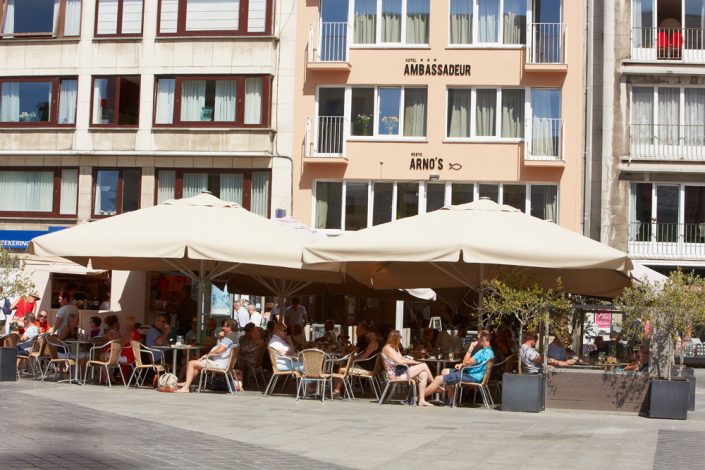 Hotel Ambassadeur / Vis Restaurant Arno’s Hotel Ambassadeur ligt ideaal op de markt van Oostende vlakbij het strand en de winkelstraten. Ruime moderne kamers. Visrestaurant Arno’s met ruim zonnig terras. Ontbijtbuffet met cava. Oostende de stad aan zee