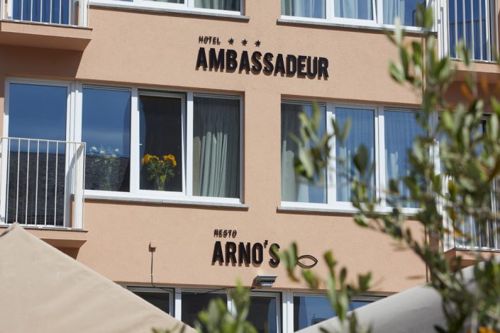 Hotel Ambassadeur / Vis Restaurant Arno’s Hotel Ambassadeur ligt ideaal op de markt van Oostende vlakbij het strand en de winkelstraten. Ruime moderne kamers. Visrestaurant Arno’s met ruim zonnig terras. Ontbijtbuffet met cava. Oostende de stad aan zee