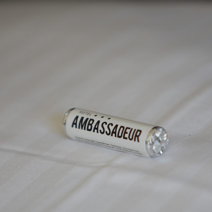 Hotel Ambassadeur Hotel Ambassadeur ligt ideaal op de markt van Oostende vlakbij het strand en de winkelstraten. Ruime moderne kamers. Visrestaurant Arno’s met ruim zonnig terras. Ontbijtbuffet met cava. Oostende de stad aan zee