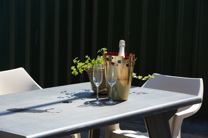 Hotel Ambassadeur Hotel Ambassadeur ligt ideaal op de markt van Oostende vlakbij het strand en de winkelstraten. Ruime moderne kamers. Visrestaurant Arno’s met ruim zonnig terras. Ontbijtbuffet met cava. Oostende de stad aan zee